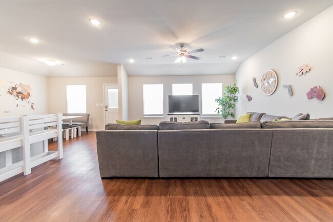 Foto del edificio - Well-Kept 4-bedroom 2 bath Home in Lowell! GREAT Location!