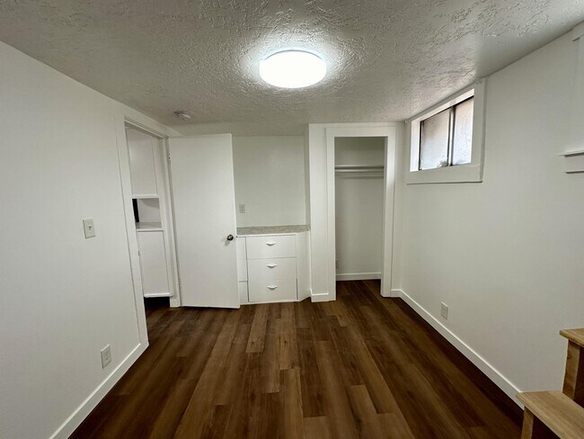 Building Photo - 341 E Hubbard Ave