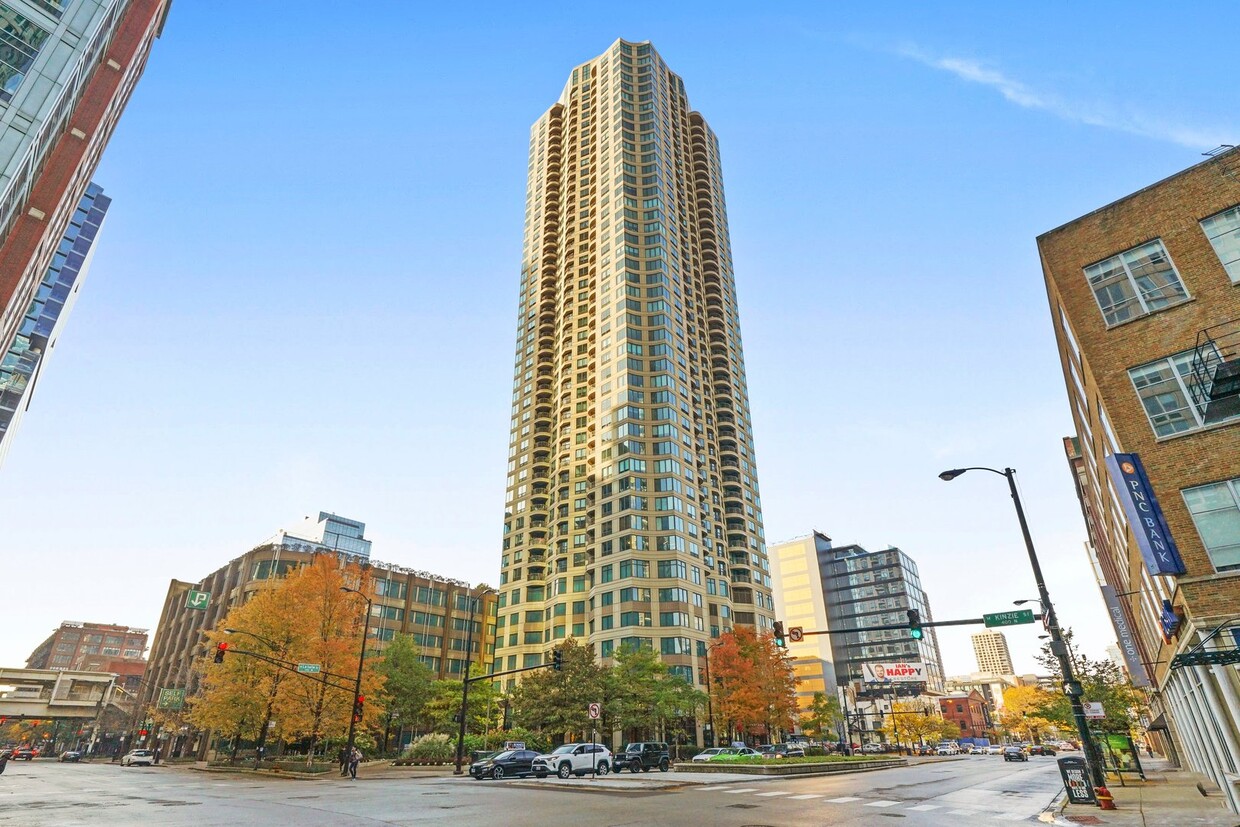 Primary Photo - 400 N La Salle Dr