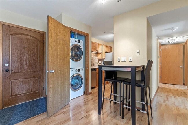 Building Photo - $1975 | 2 Bedroom, 2 Bathroom Condo | No P...