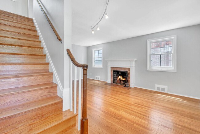Foto del edificio - 4306 Alton Pl NW