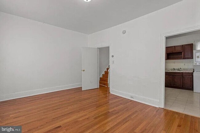Building Photo - Bright 3 bed 1 bath!