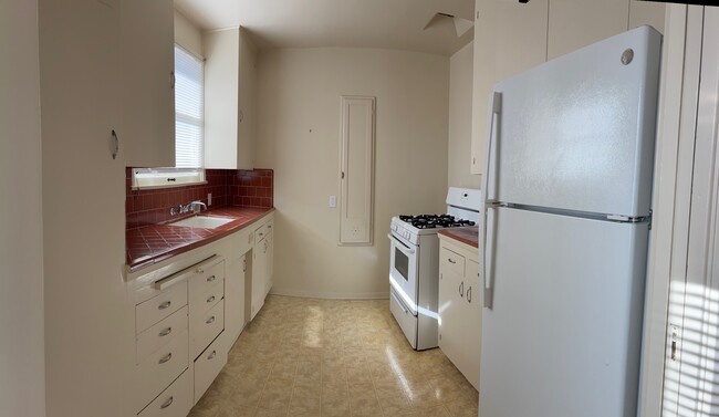 Building Photo - 831 Grevelia St