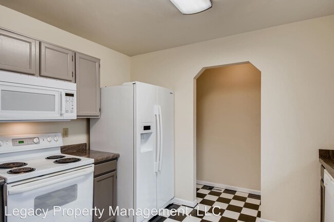 Building Photo - 3 br, 2.5 bath House - 8828 W Plymouth Ave