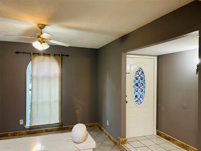 Foto del edificio - 7619 Vernwood St