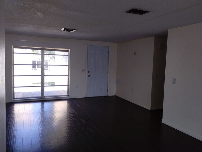 Foto del edificio - Charming 2BR / 2BA home with 1,455 sq ft of living space just minutes from the Gulf of America!