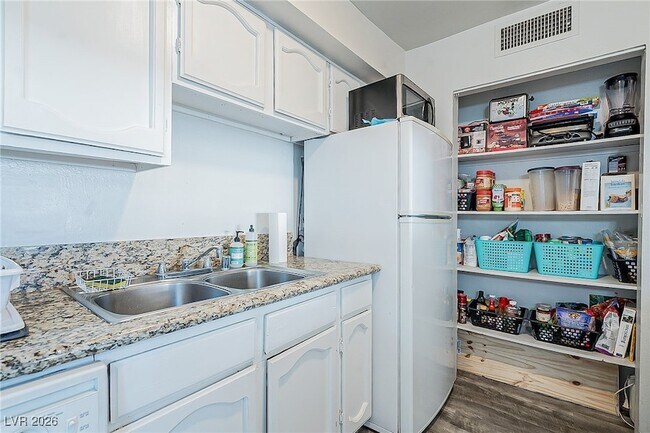 Foto del edificio - 5168 Garden Ln