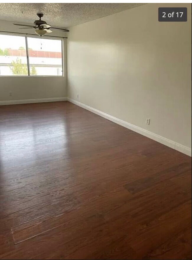 Foto del edificio - 9014 Burnet Ave
