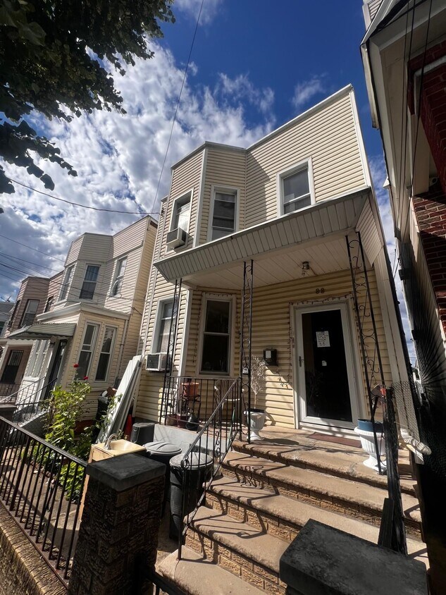 Primary Photo - 88 Hague St