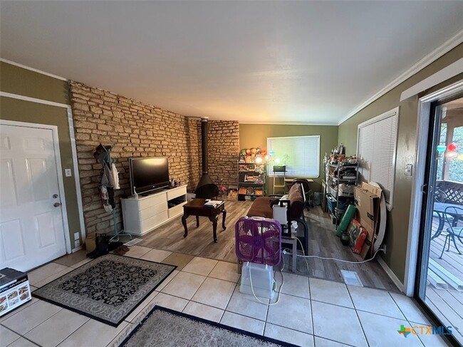 Foto del edificio - 827 Contour Dr