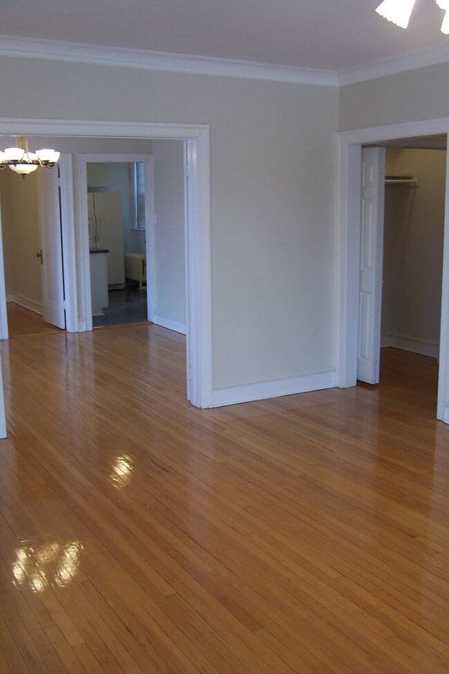 Building Photo - 1636 W Thorndale Ave