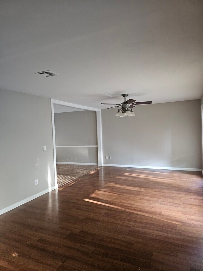 Foto del edificio - 650 Wilshire - Available Now!