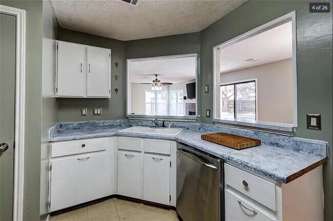 Building Photo - 1102 Greenbriar Loop