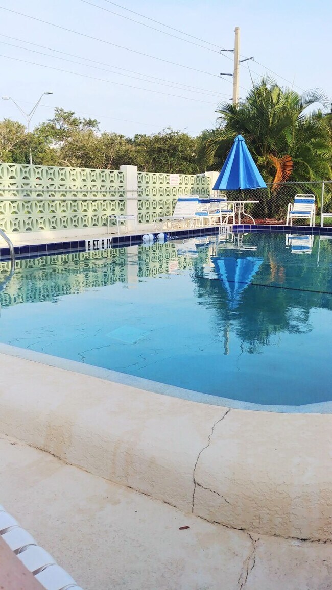 pool 2 - 3504 Beneva Rd