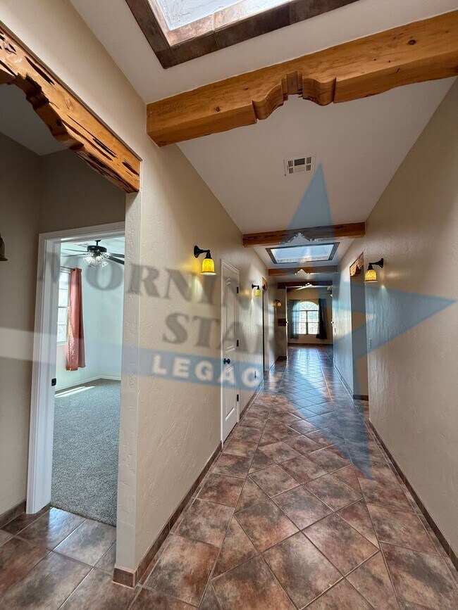 Foto del edificio - 4-Bedroom Home - New Carpet & Fresh Paint!