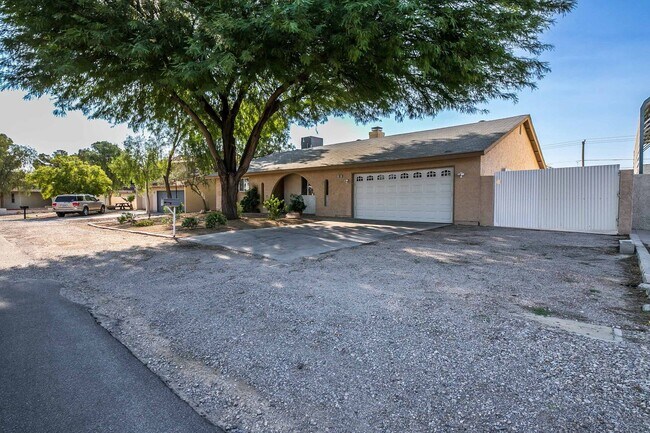 Building Photo - Cozy Oasis in the Heart of Las Vegas!