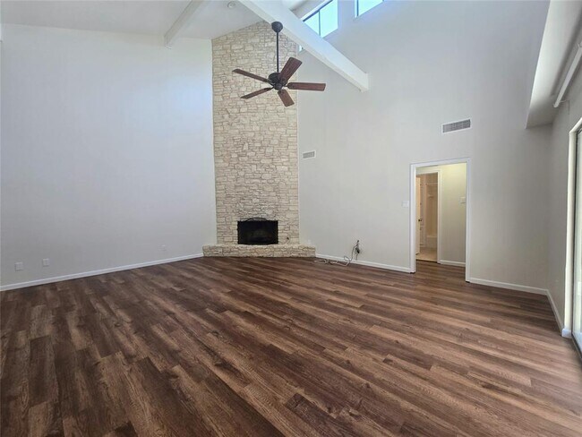 Foto del edificio - 3000 Maywood Cir