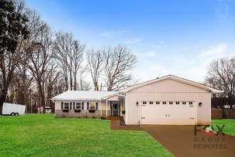 Building Photo - 305 Camelot Dr