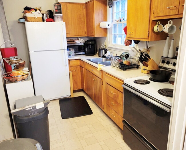 Building Photo - 602 Manor Dr