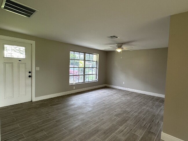 Building Photo - Charming Home in the Center of Town