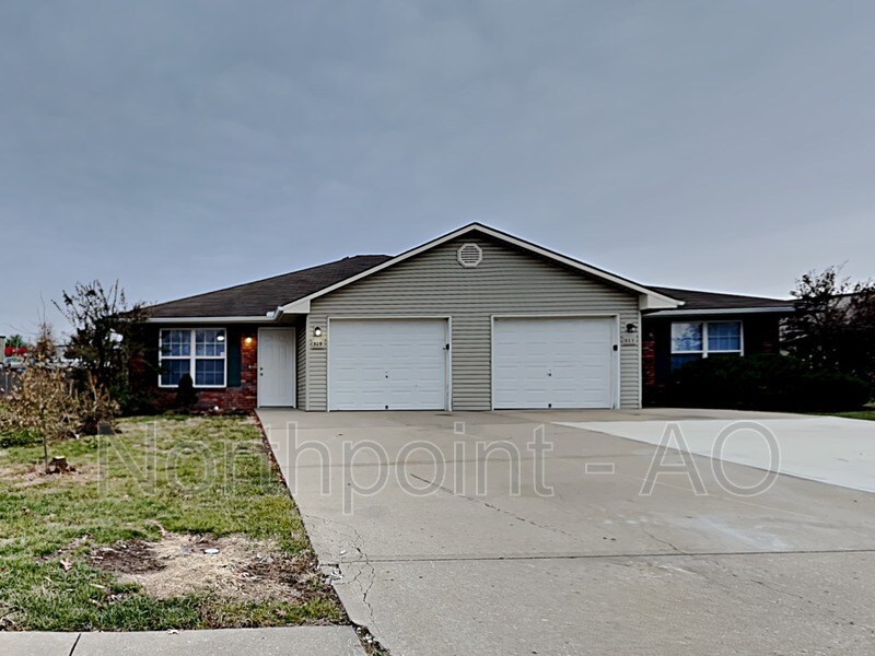 Primary Photo - 309 NW Woodbury Dr
