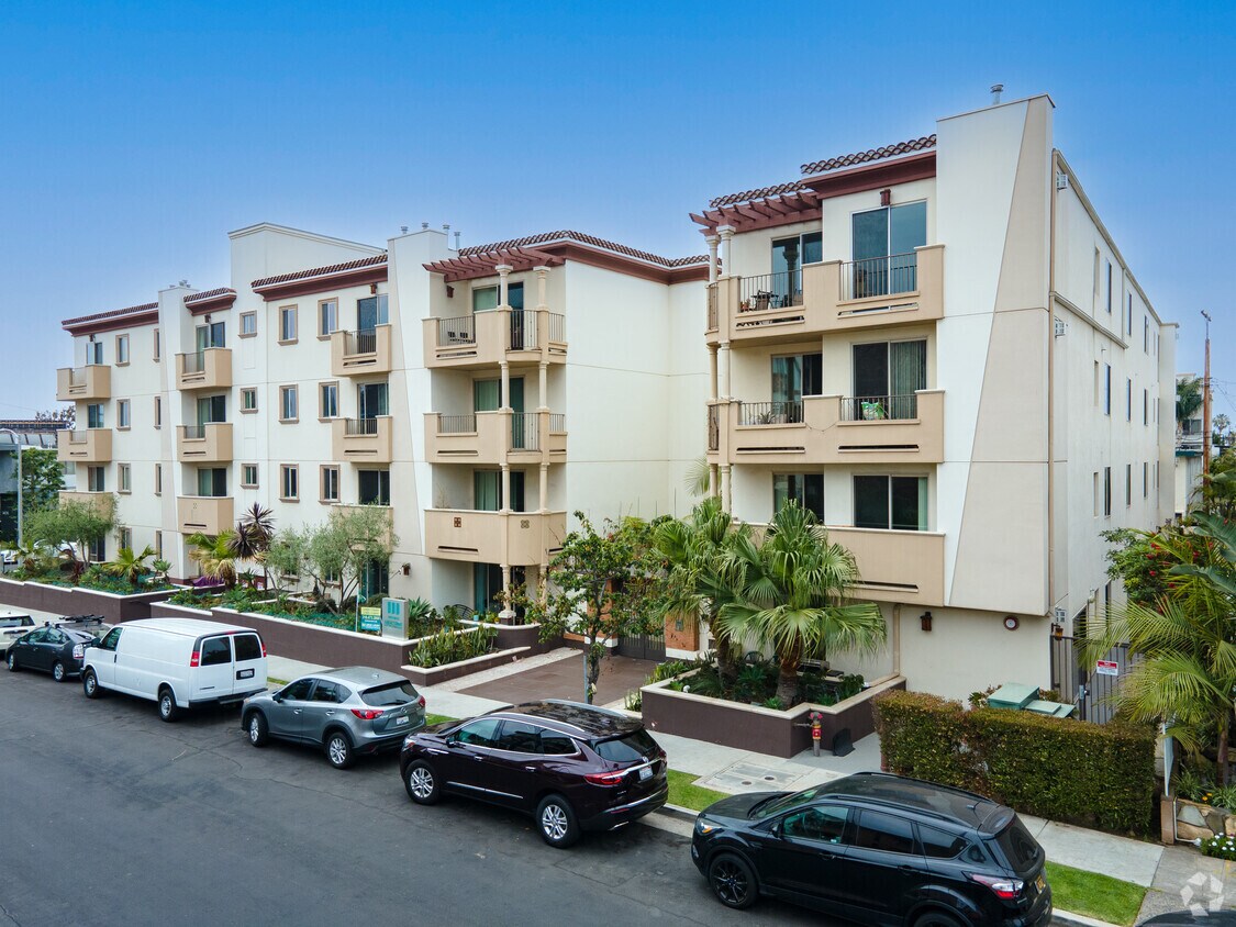 Amherst Rochester 1331 Amherst Ave Los Angeles, CA Apartments for