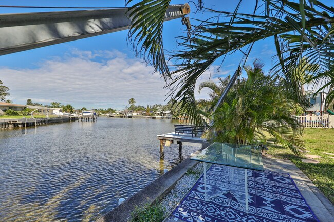 Foto del edificio - 4748 Shore Acres Blvd NE