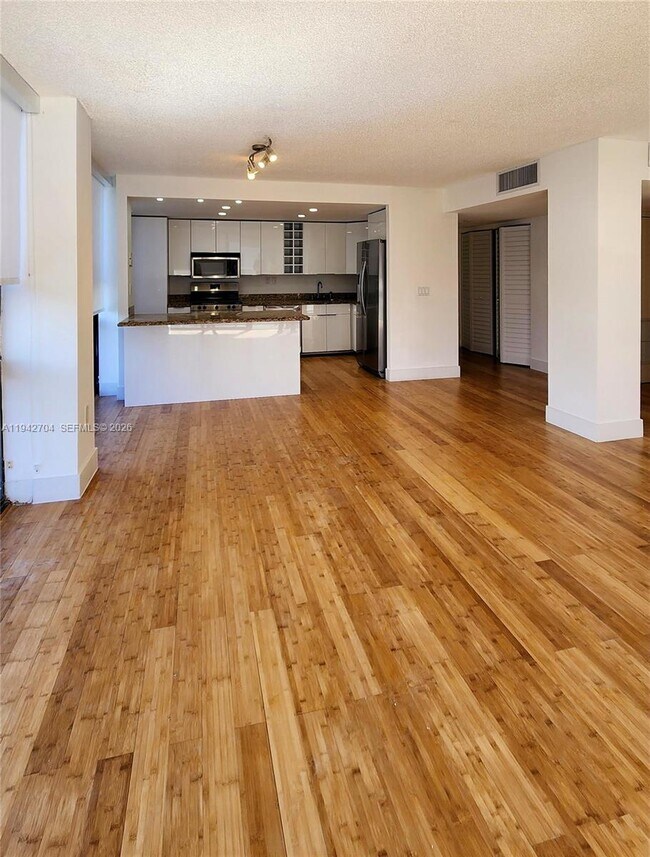 Foto del edificio - 600 NE 36th St