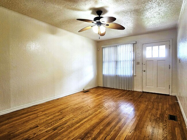 Foto del edificio - Lovely 2 Bedroom Home With A 1 Car Garage!...