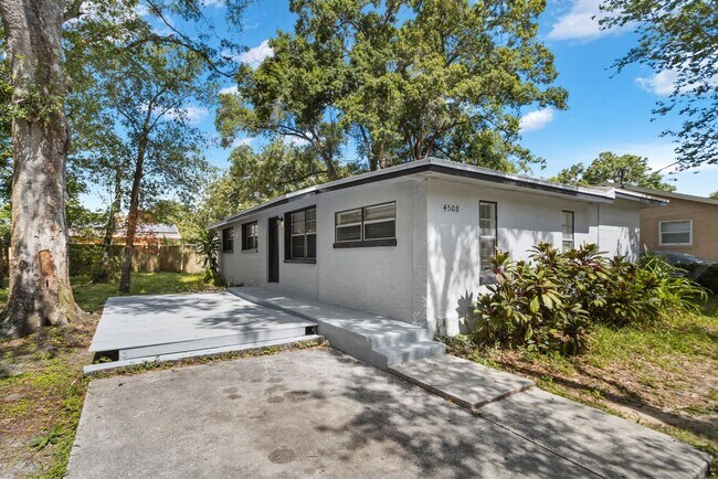 Foto del edificio - Spacious 4bdrm/1bath House ** $1,945.00 ** Section 8 OK ****