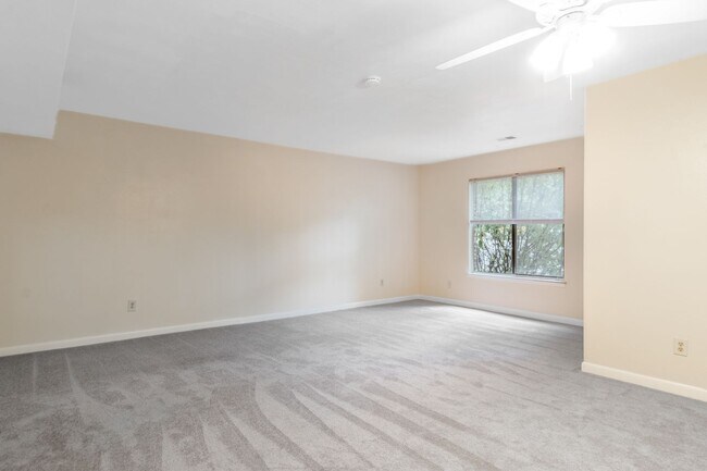 Photo - 3 Bed/2 Bath Pet Friendly Bus Route. Parking. Townhome