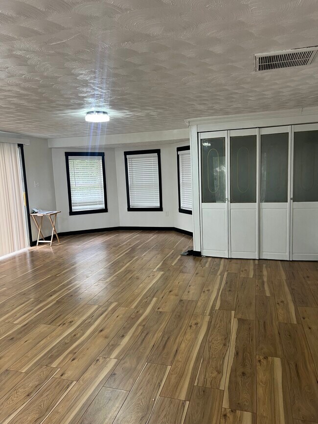 Foto del edificio - 13704 Tower Rd