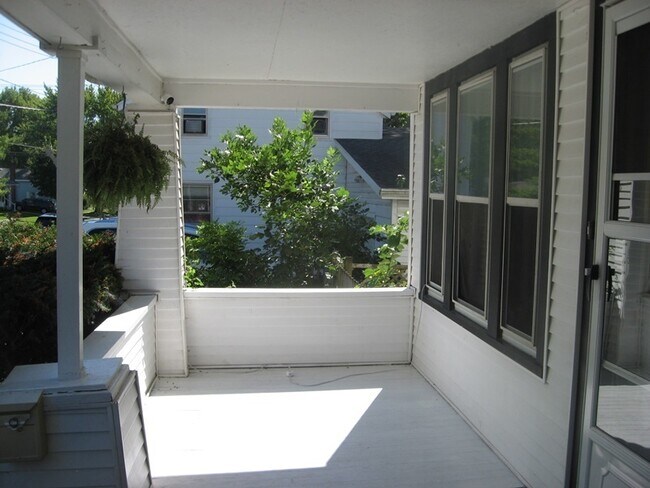 Building Photo - 511 W Elk St