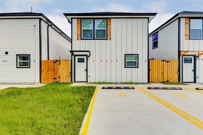 Foto del edificio - 8218 Bigwood St