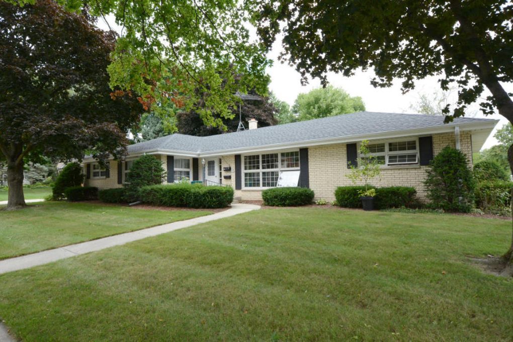 Outside of duplex - N70W6828 Bridge Rd