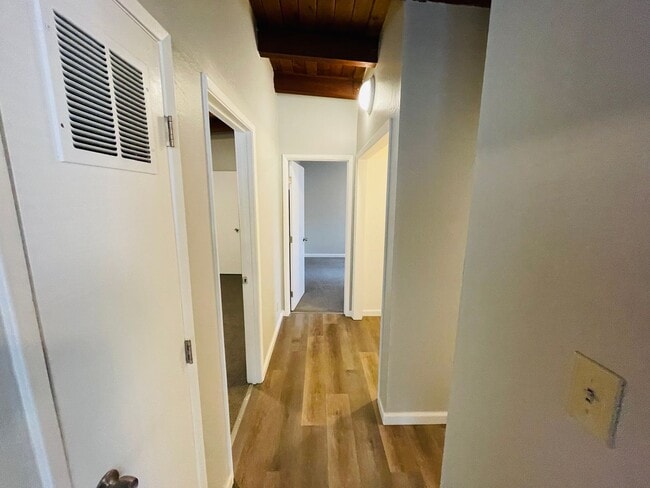 Building Photo - 2 bed 1 bath unit for rent in South Lake Tahoe