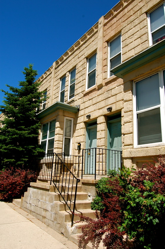 Building Photo - Castle Townhomes