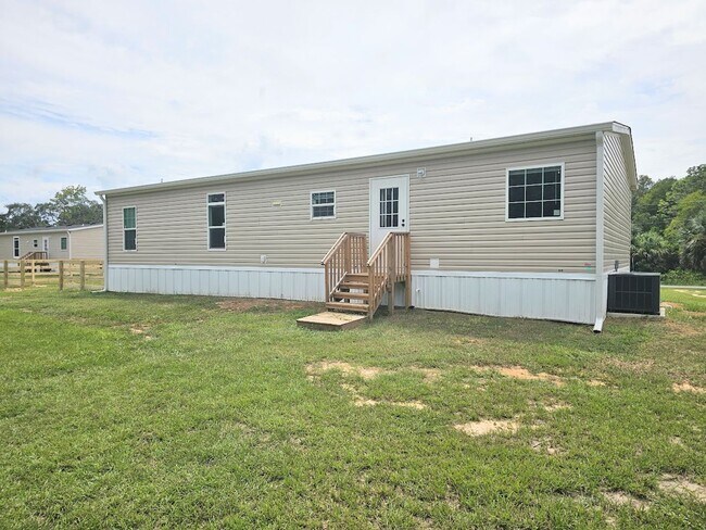 Building Photo - Welcome Home! Spacious 3-Bed, 2-Bath Split...