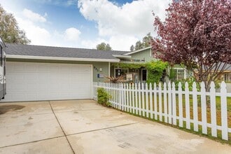 Building Photo - 825 Jefferson Ct