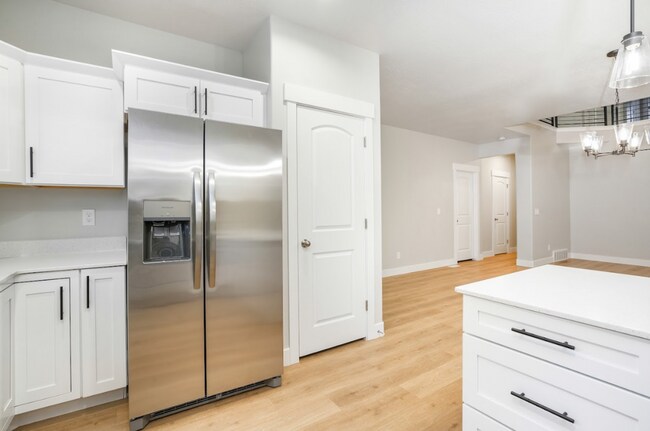 Building Photo - Bright & Modern 3-Bed Townhome in Prime Le...