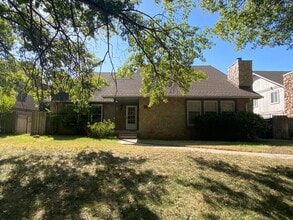 Building Photo - 1033 E Redwood Rd