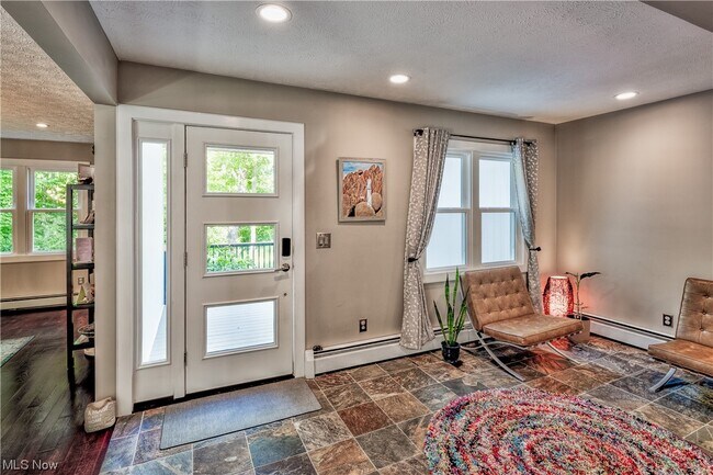 Building Photo - 17060 Sunset Dr