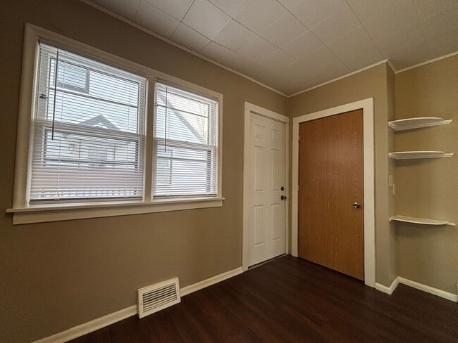 Building Photo - Phenomenal 2 Bedroom House in St. Paul Nei...
