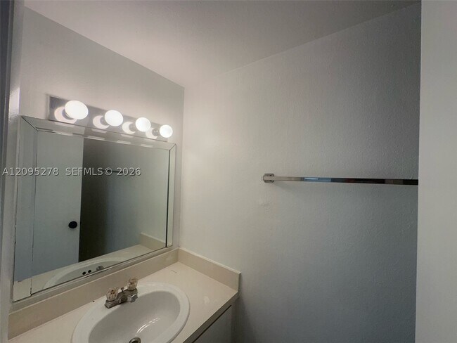 Foto del edificio - 18111 NW 68th Ave