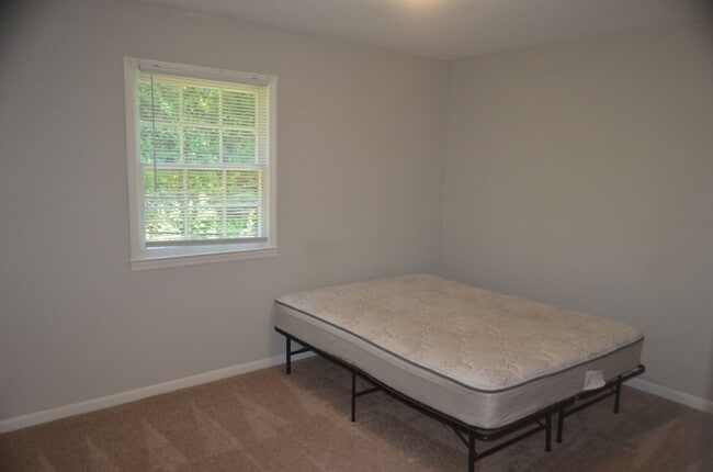 Foto del edificio - Beautifully Updated 2BR/1.5BA Condo Near Stratford Rd