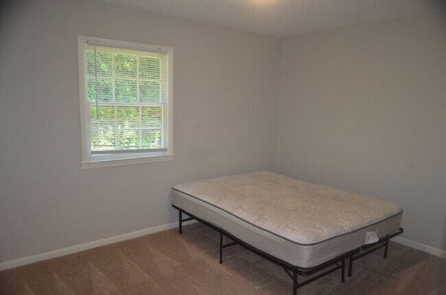 Foto del edificio - Updated 2BR/1.5BA Condo Near Stratford Rd