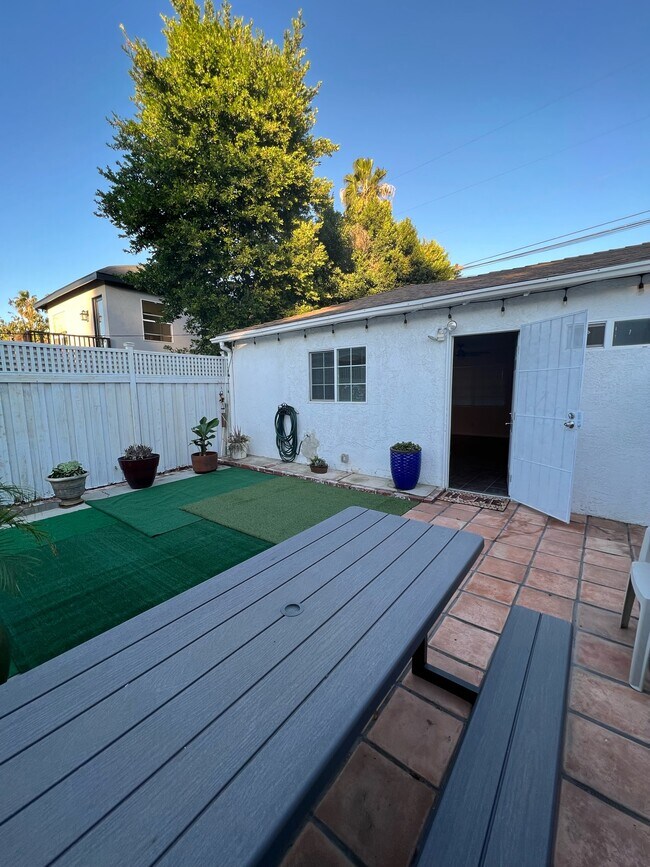 Building Photo - 4426 Stansbury Ave