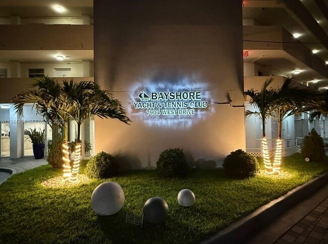 Foto del edificio - 7904 West Dr