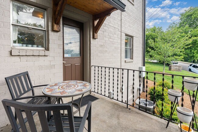Foto del edificio - Charming Condo in Walkable Hillsboro Village