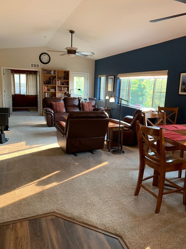 Photo - Sun filled top floor condo!
